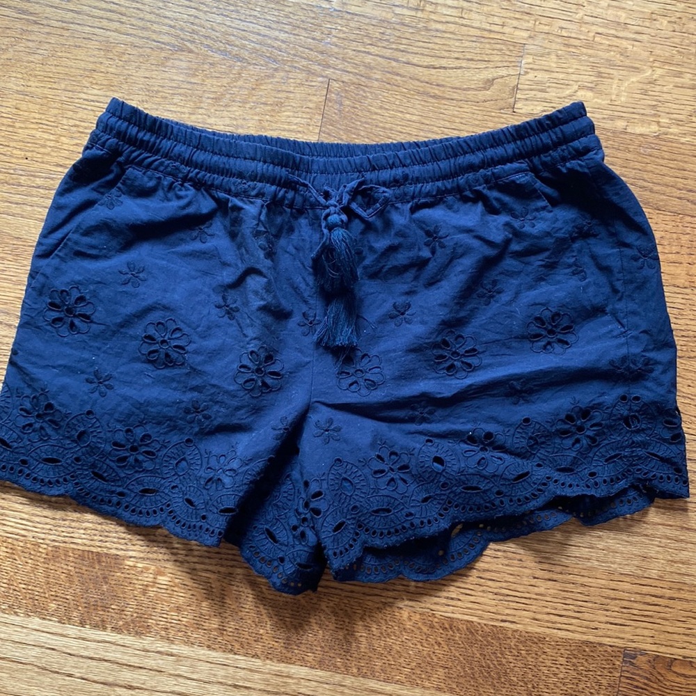 LOFT black lace pull on shorts, small